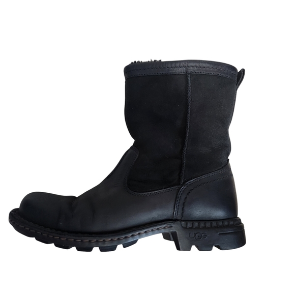 EUC UGG MEN'S SIZE 9 BLACK HARTSVILLE WATERPROOF SHEEPSKIN LEATHER BOOTS 5626 - Picture 1 of 14